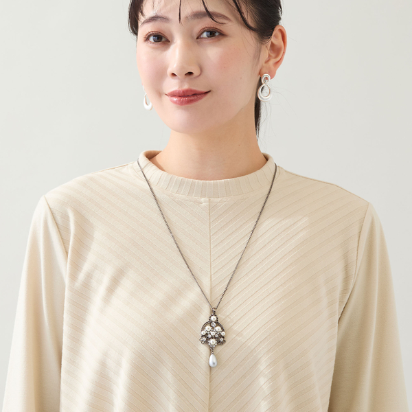 揺れるフラワーパールモチーフネックレス | レディース