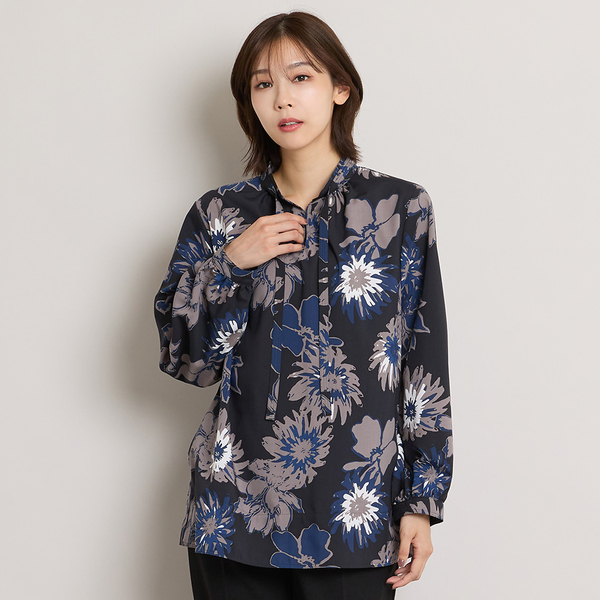 【新品タグ付】 24SS ルネ フラワーモチーフボタン フリルブラウス 手洗い 手洗いOK・一部店舗・EC限定】フラワープリントバンドカラーブラウス