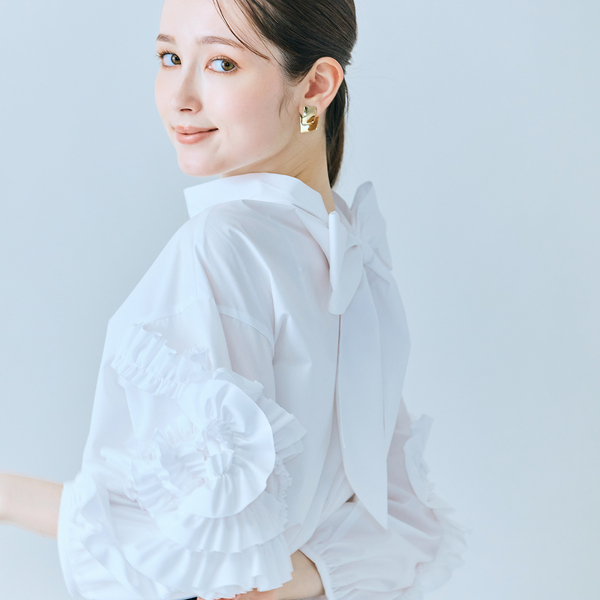 美品☆ MUVEIL 16AW フリルスリーブハイネックブラウス 白 ミュベール MUVEIL(ミュベール)｜エーデルワイスプリントブラウス/ホワイト の通販