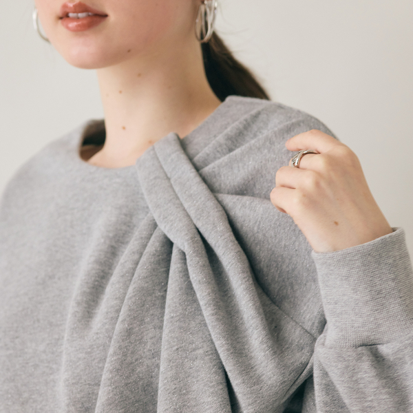 アシンメトリーショルダータックラメスウェット | レディース