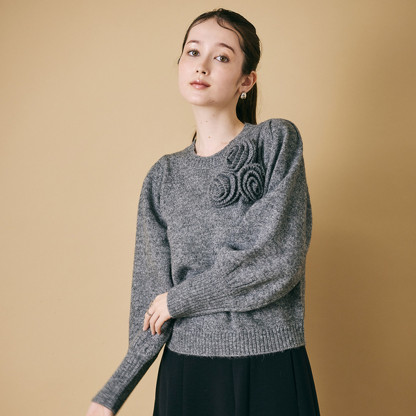 オーディア ミューズ（Audie a Muses）/フラワーコサージュ付きニットプルオーバー フラワーコサージュ付きニットプルオーバー | レディースファッション