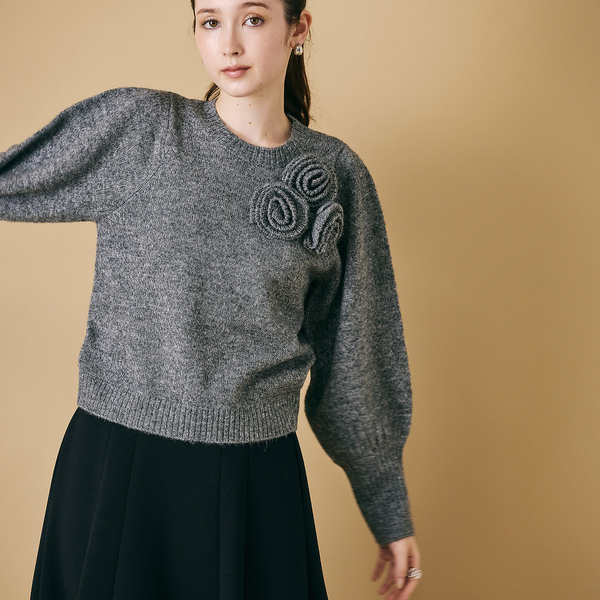 フラワーコサージュ付きニットプルオーバー | レディースファッション