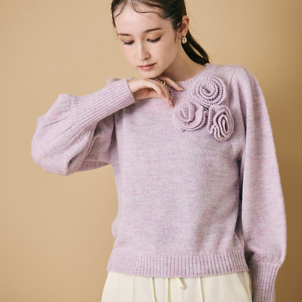 フラワーコサージュ付きニットプルオーバー | レディースファッション